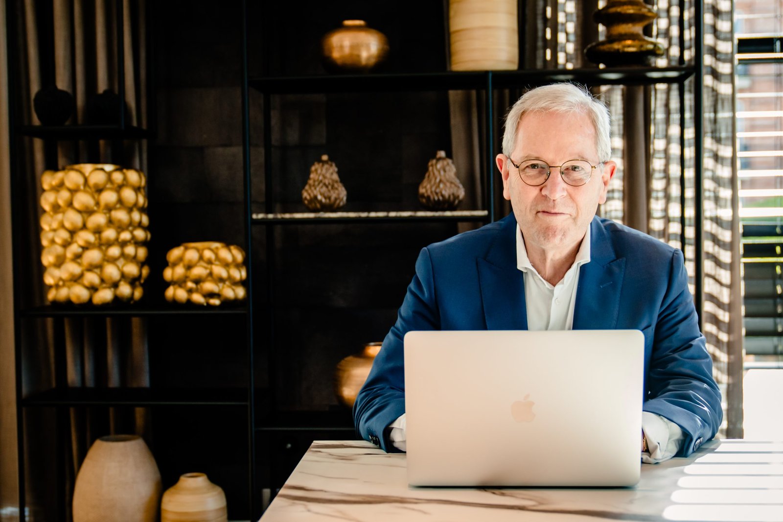 Periodiek verrekenbeding niet uitgevoerd: wat betekent dit voor je bedrijf? Robert Oosthout zit aan een tafel achter een laptop.