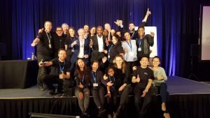 Feestelijke groep staat op podium