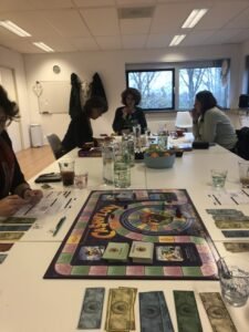 Bordspel met spelers aan tafel