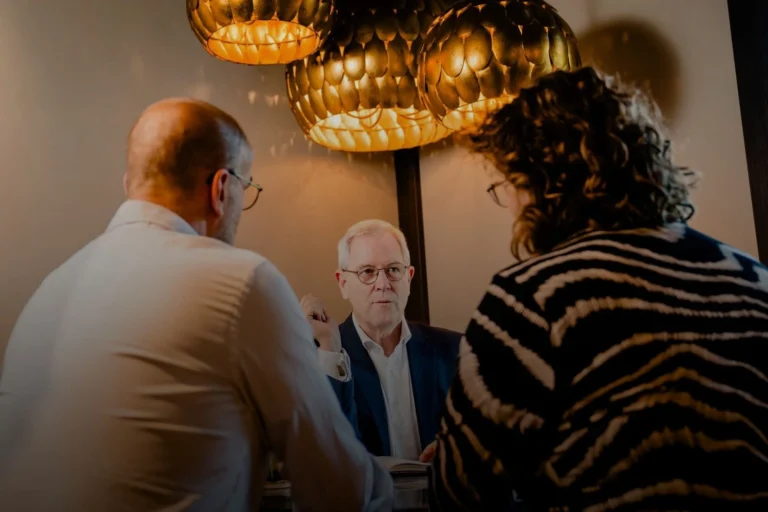 robert in gesprek met stel